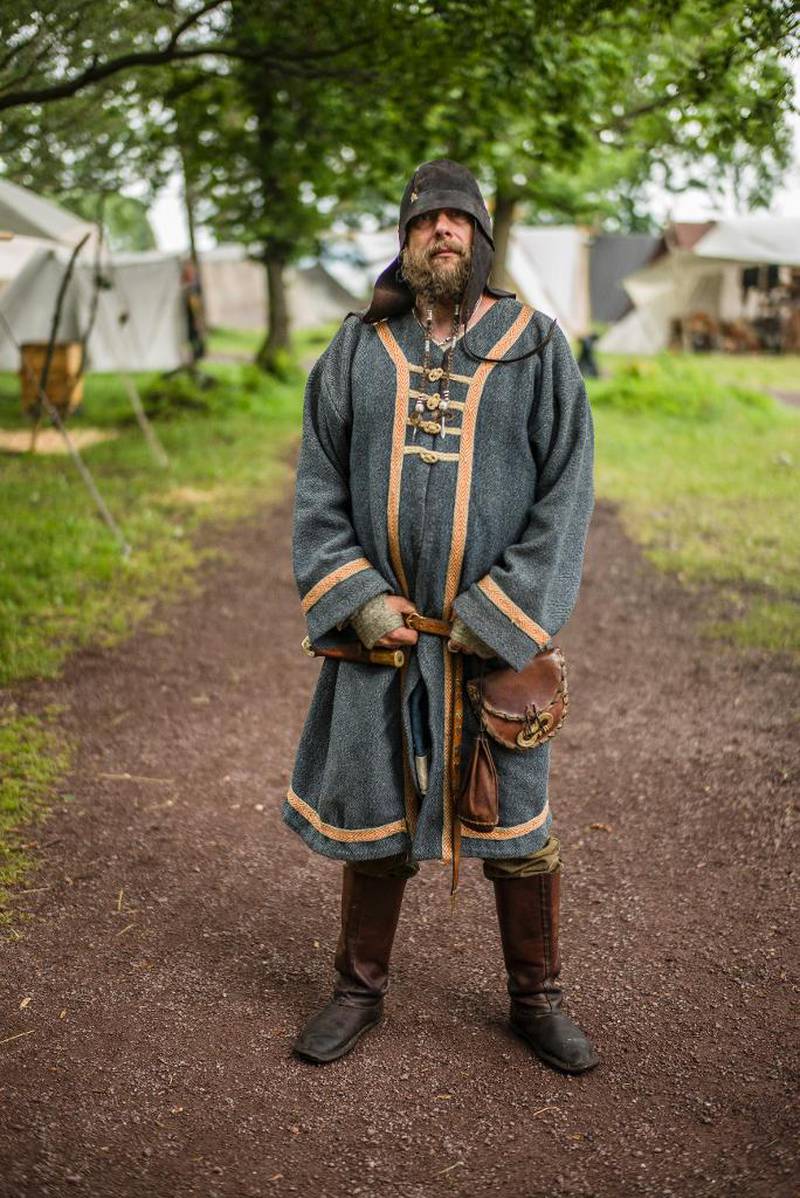 Jonas «Leke- goden» Berlin og hans makker «Trollet» reiser rundt til vikingmarkeder og -festivaler for å vise fram historiske leker.