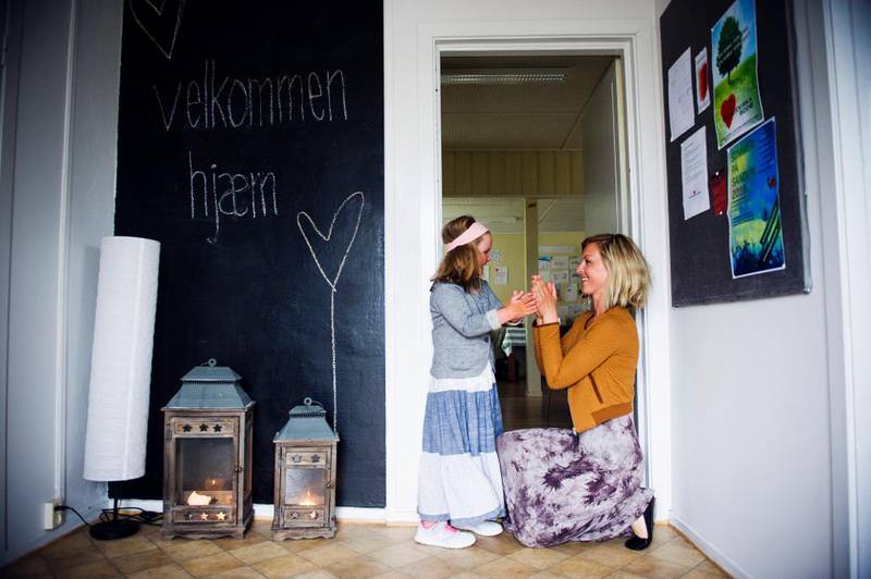 For Hilde Fouri er Familiekirka blitt det åndelige hjemmet som hun har drømt om. Her er hun sammen med datteren rett etter et søndagsmøte.