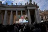 DIGITAL: Paven dukket opp på Petersplassen via en monitor søndag.