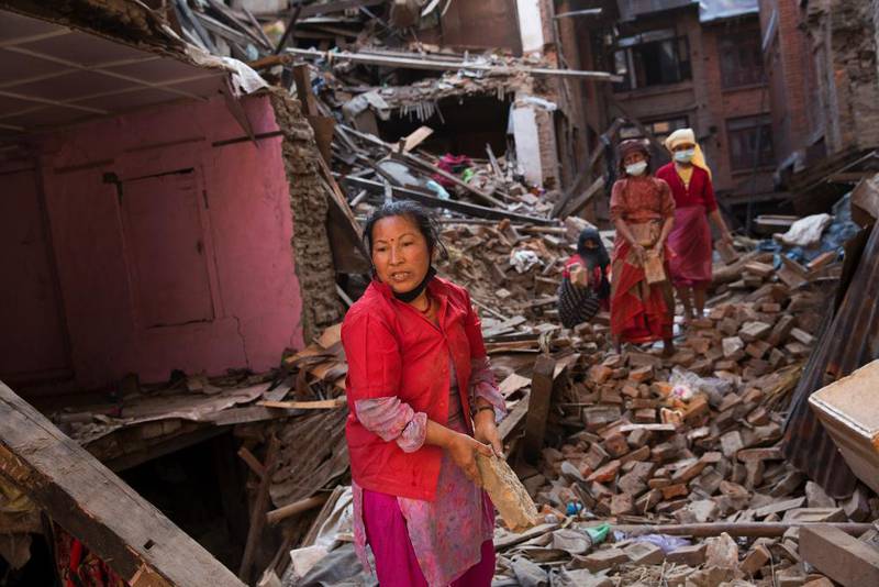 Nepal ble rammet av kraftige jordskjelv i april og mai, med over 9.000 drepte. Nå hindres gjenoppbyggingen av bitter strid om grunnloven, med en ødeleggende blokade ved grensen mellom India og Nepal.