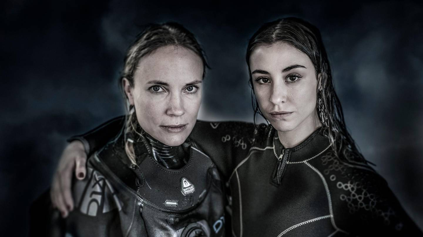 Halvsøstrene Ida (Moa Gammel) og Tuva (Madeleine Martin) møter uforutsette og livsfarlige utfordringer under et sportsdykk i Lofoten.