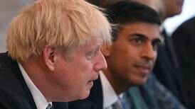 To britiske statsråder trekker seg i protest mot Boris Johnson