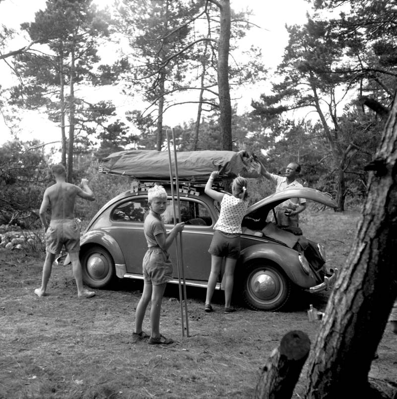 1957 -  Familie på campingferie med sin folkevogn - Boble en gang i 1957.
Foto: Aage Storløkken / AKTUELL / Scanpix