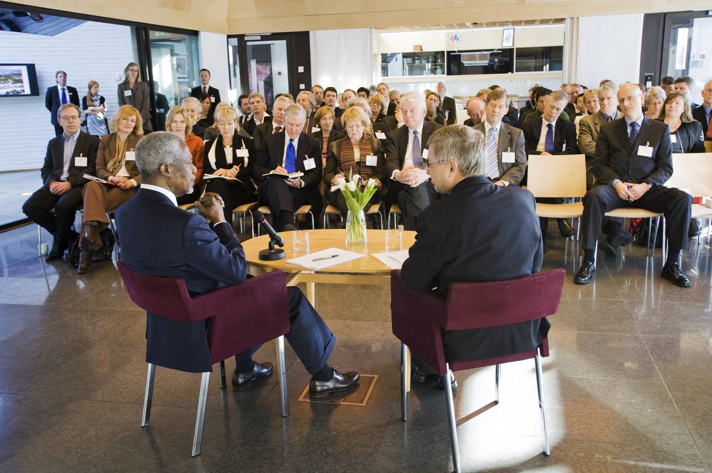 Kofi Annan tidligere generalsekretÊr i FN seminar pÂ VoksenÂsen i regi av Oslosenteret Kjell Magne Bondevik fred konflikter