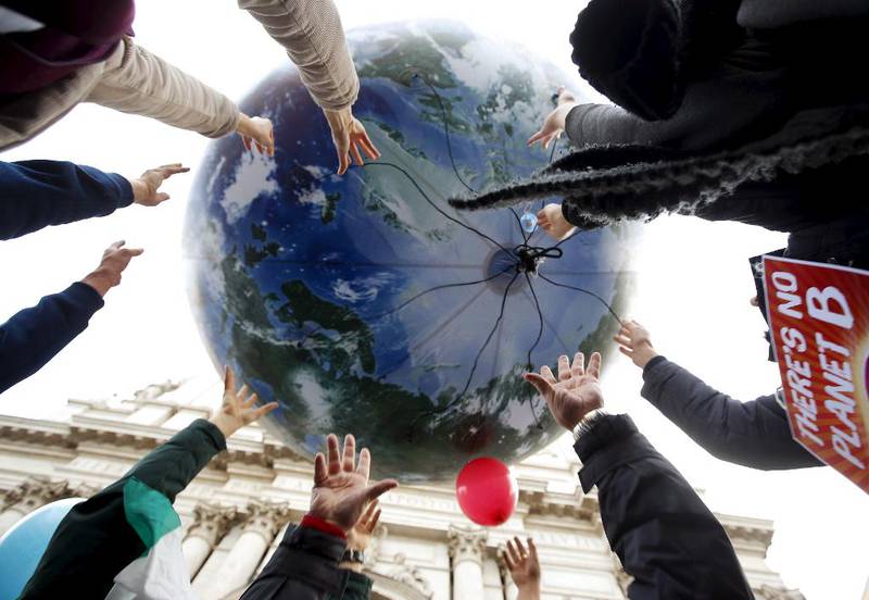 ROMA: Demonstranter løfter en stor jordklodeballong under en demonstrasjon og klimamarsj i forkant av klimatoppmøtet lørdag 29. november.