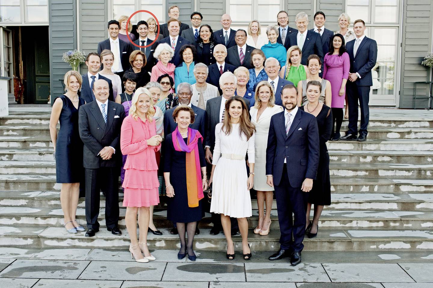Waleed Ahmeed på Skaugum i 2011 med blant andre dronning Sonja, kronprinsparet, dronning Rania av Jordan, Gro Harlem Brundtland, Ted Turner med flere.