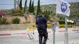 Israelske soldater omringer palestinsk by etter drap på sikkerhetsvakt