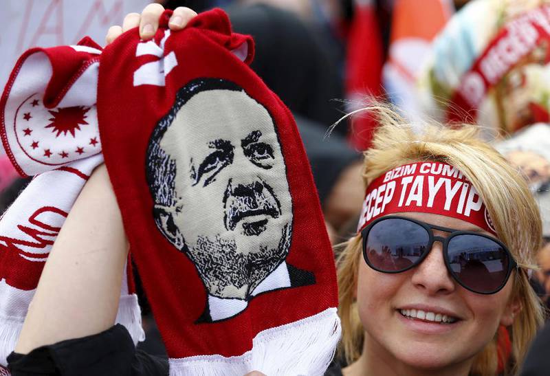 Populær: En tilhenger vifter med et Erdogan-skjerf under lørdagsbns nasjonale fest for å feire ottomanenes seier i Konstantinopel for 562 år siden.