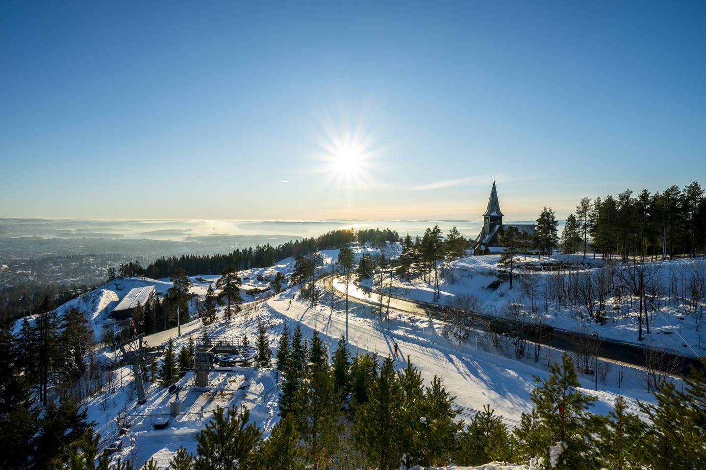 Oslo 20210116. 
Finværet kom til Oslo lørdag formiddag. Flere har tatt turen til Holmenkollen for å gå på ski.
Foto: Torstein Bøe / NTB