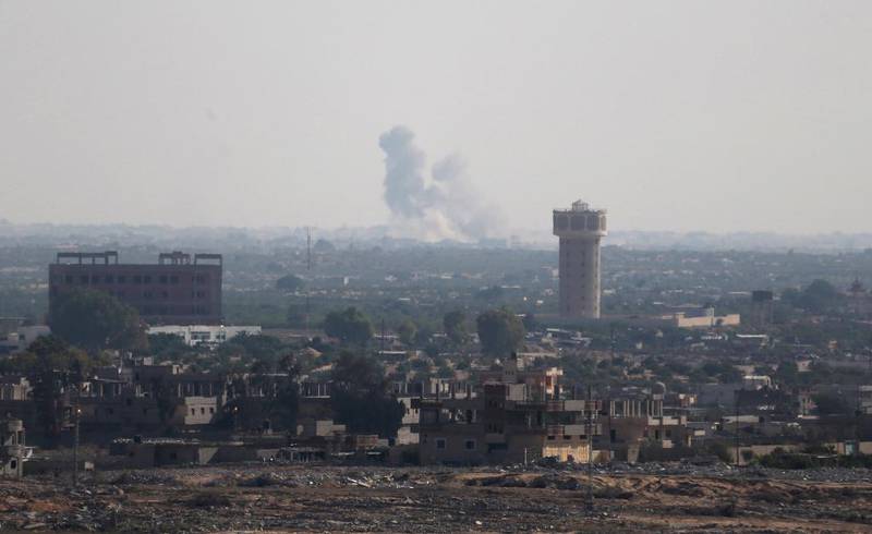 Man ser røyk stige et sted på Sinai-halvøyen fra Gaza. Den islamske stat (IS) angrep flere militære mål i Egypt tidlig i juli. 