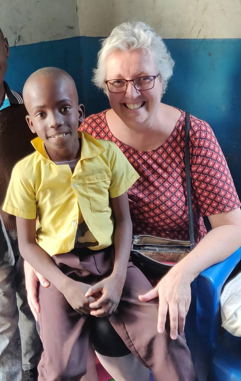Hilde Aarvik fra Samnanger menighet har besøkt skolen i Lusaka flere ganger siden den startet i 2010. Her sammen med eleven Sanford Munakaila.