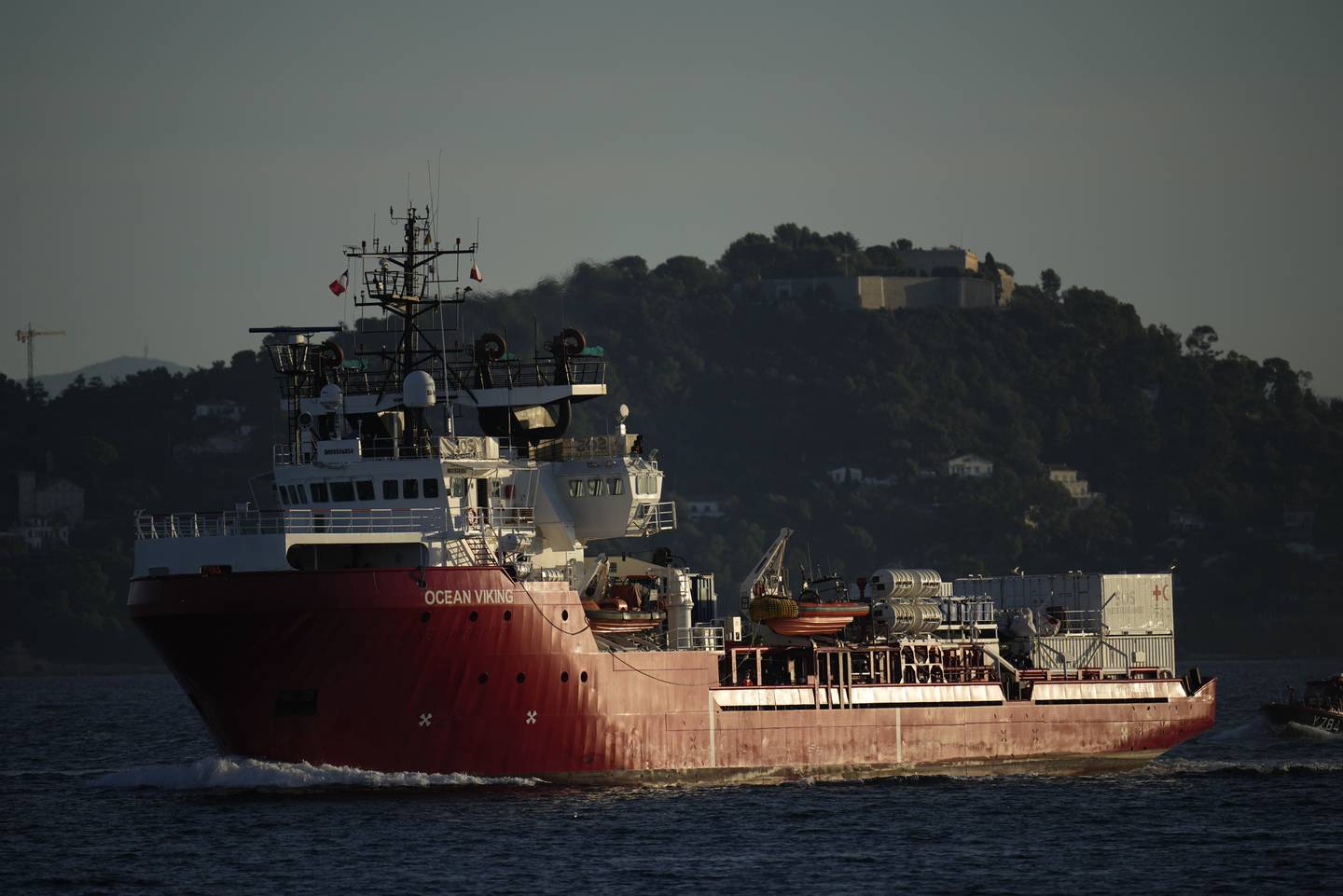 Det norskregistrerte redningsskipet Ocean Viking fikk fredag legge til kai i Toulon i Frankrike. Foto: AP / NTB