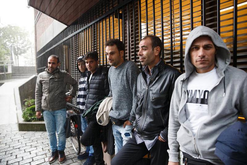 Nå kommer det flest flyktninger fra Syria til Norge. Disse seks venter på å bli registrert hos Politiets utlendingsenhet i Oslo.