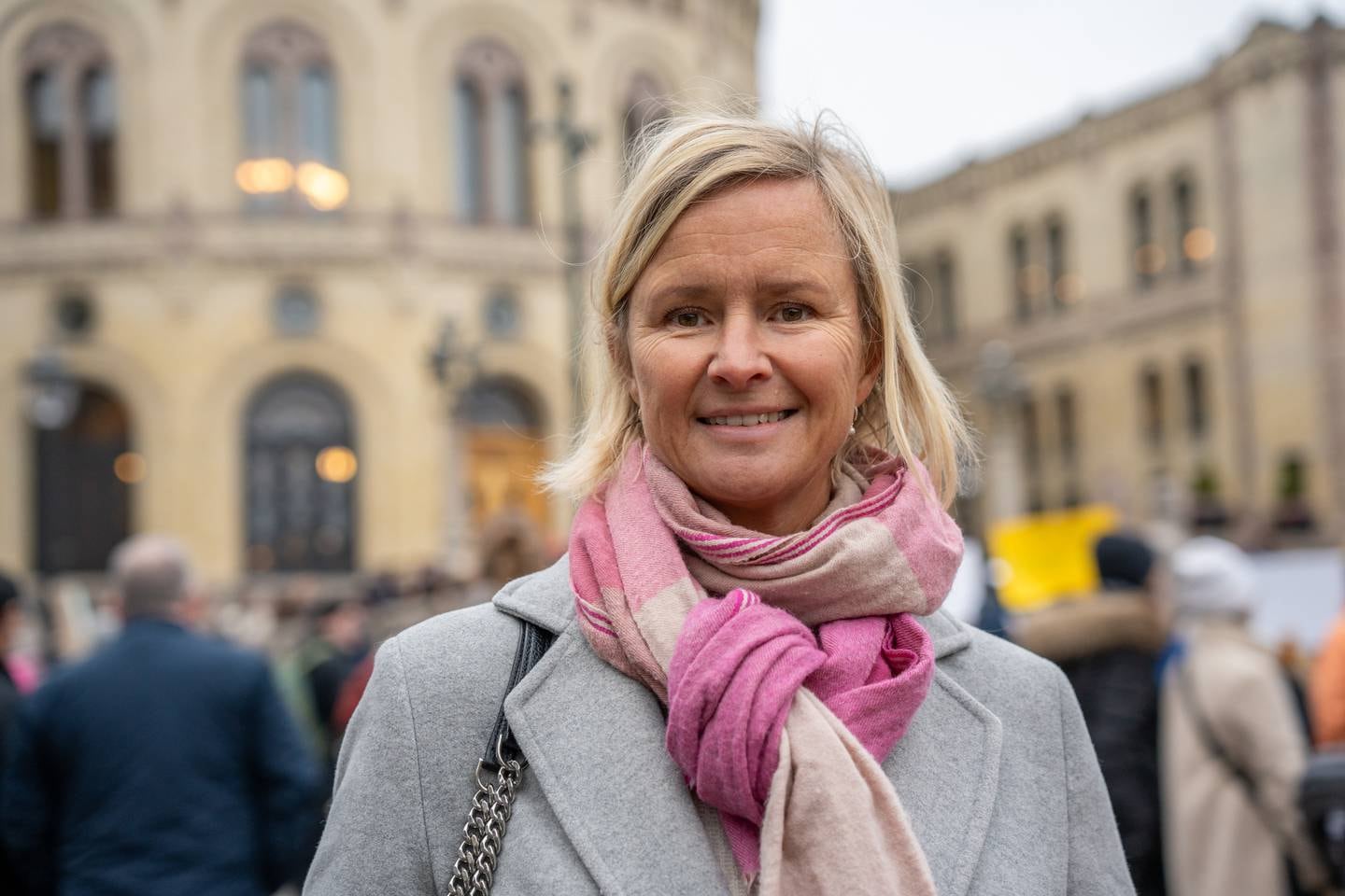 Nina Birgitte Kallestad er lærar på DELK-skulen på Ryenberget skole i Oslo.
 Demonstrasjonar over heile landet i prostest mot varsla kutt i støtte til friskular. Friskoler. Demonstrasjon.