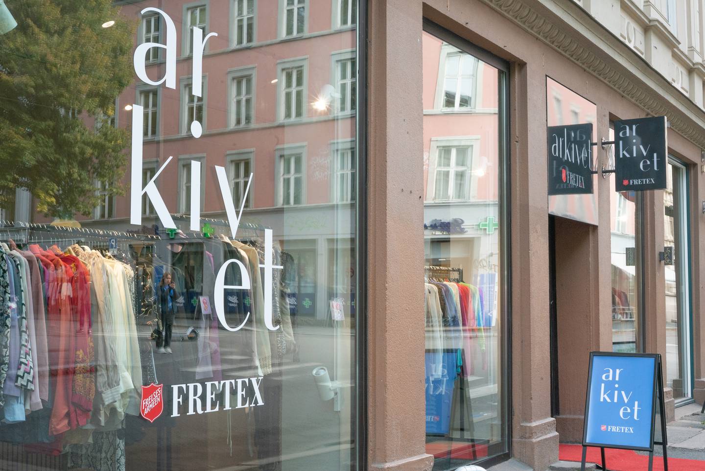 Bilder av Fretex Arkivet (Grunnerløkka, Oslo) i forbindelse til en sak om Fretex satsting på "luksus" klær.