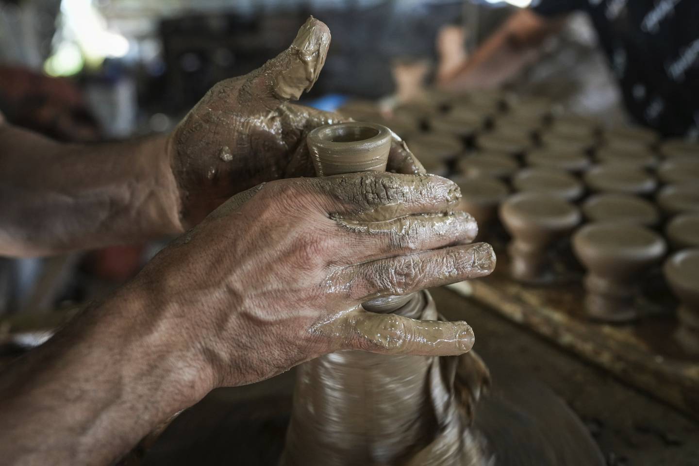 FORMER LEIRKAR: En palestinsk mann bruker et keramikkhjul til å forme et leirekar på et av de eldste keramikkverkstedene i Beit Lahia, nordlige Gazastripen,