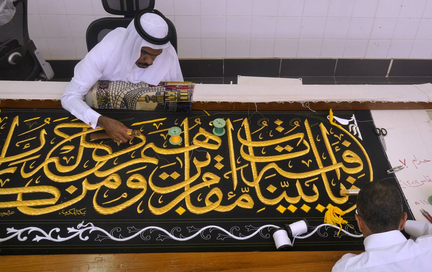 Her blir islamsk kalligrafi brodert med gulltråd, før det skal brukes til å drapere Kaba som er målet for alle pilegrimer under pilegrimsreisen til i Mekka. I 2022 for muslimer fra hele verden delta, etter to år med strenge pandemirestriksjoner. Foto: Amr Nabil/AP/NTB 