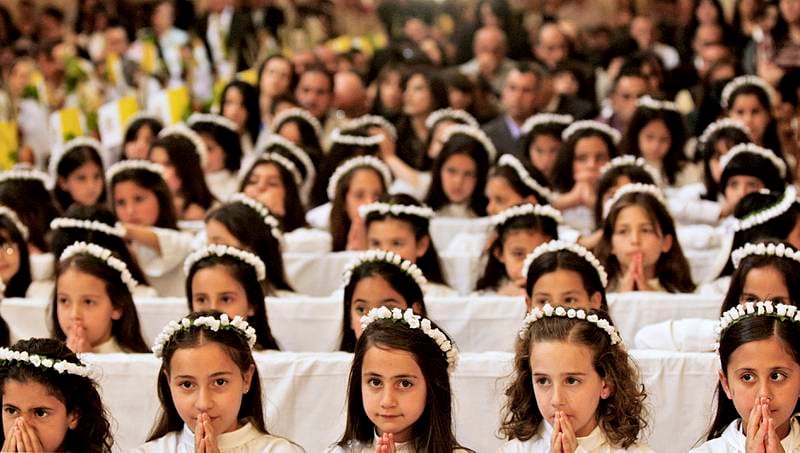 Kristne palestinske jenter ber under søndagsgudstjenesten i Fødselskirken i Betlehem i 2009.
