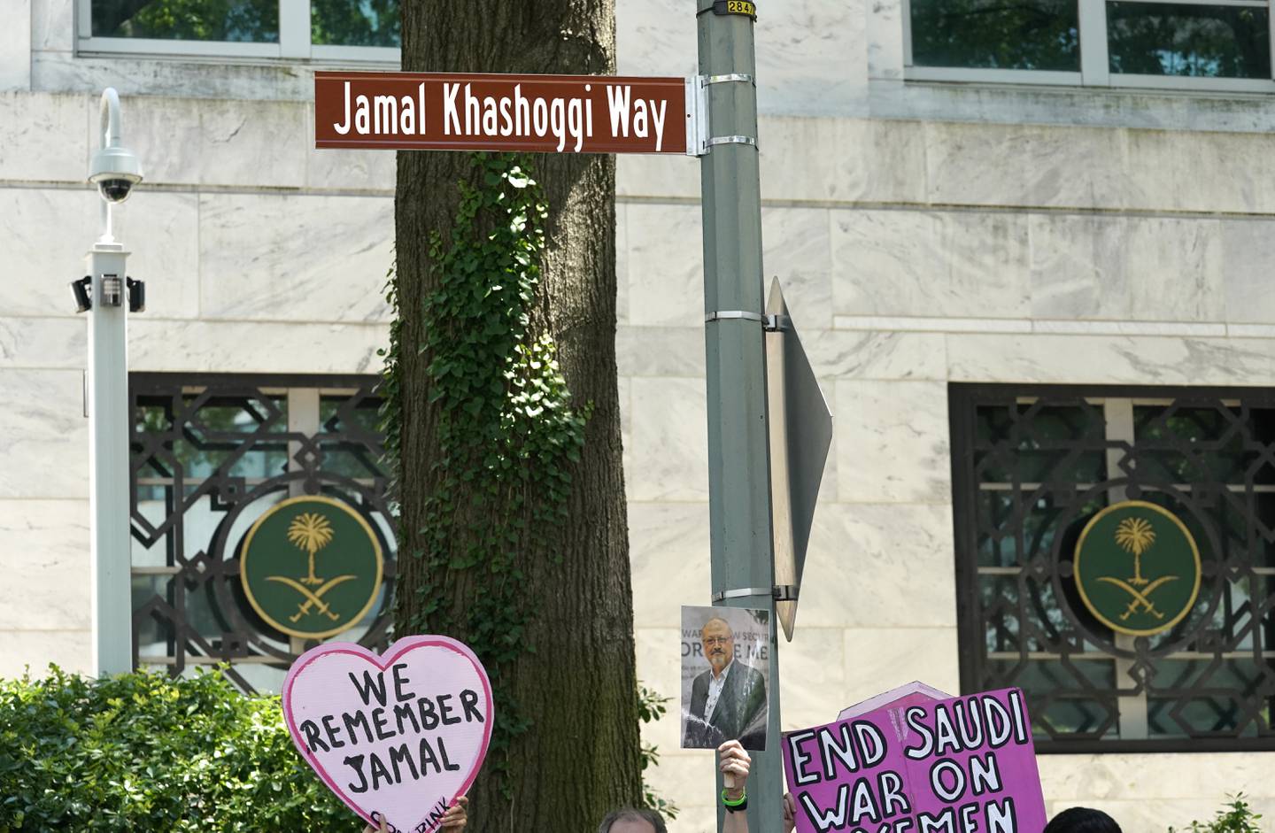 Gaten utenfor Saudi-Arabias ambassade i Washington heter nå Jamal Khashoggi Way. President Joe Biden sier han tok opp drapet med Saudi-Arabias kronprins under et møte i Jeddah fredag. Arkivfoto: Gemunu Amarasinghe / AP / NTB