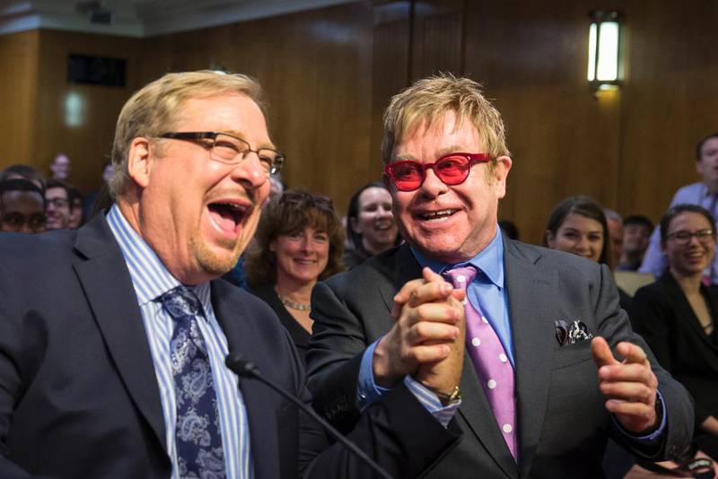 Pastor Rick Warren sammen med artisten Elton John i forbindelse med en kongresshøring om hiv/aids.