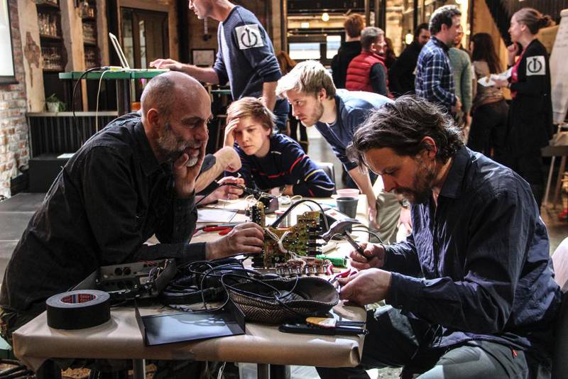 Kaja Ahnfelt mener det er noe grunnleggende menneskelig i det å bruke hendene og mestre noe konkret og nyttig selv. Her fikses elektronikk på retstart-fest i Oslo.