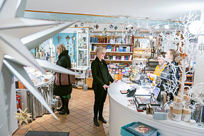 Hadde det ikke vært for julen, hadde vi ikke overlevd, sier Marianne Fjordholm. Hun har vært daglig leder for St. Olav bokhandel siden 1997.