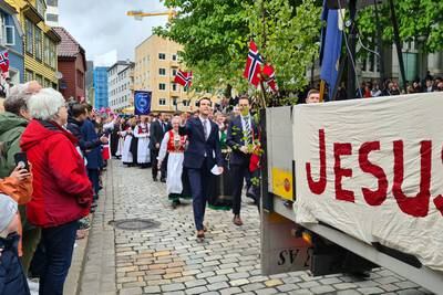 Færre til gudsteneste på nasjonaldagen – men mange syng lovsong midt i Bergen sentrum