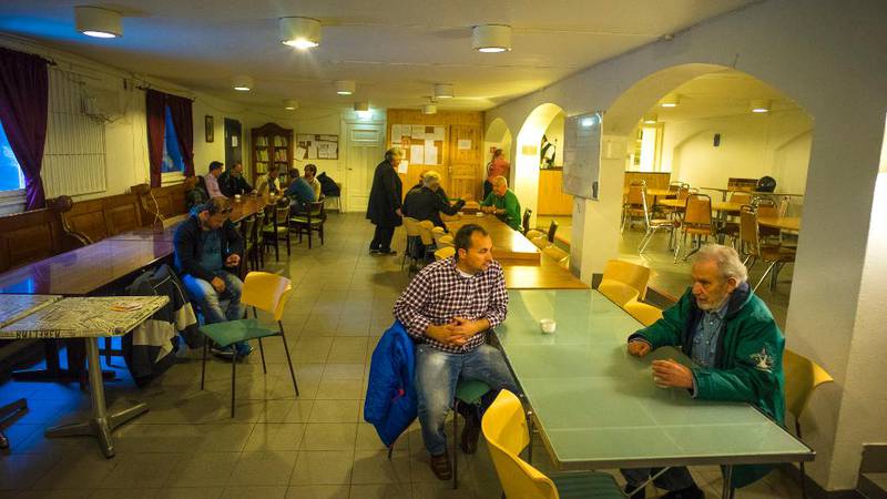 I kjelleren i den gresk-ortodokse kirke i Oslo er det hver fredag åpent for alle til å komme. Det har resultert i en gjeng grekere som kommer for å få hjelp til ulike oppgaver, eller bare for å møte samspråkelige venner. 