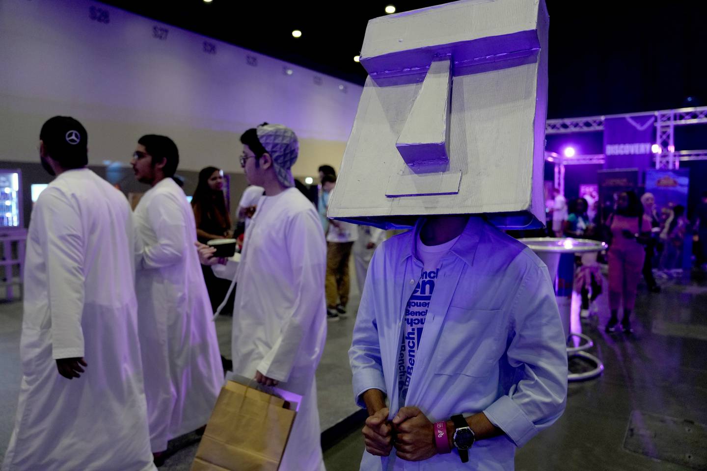En gaming-fan kledd i cosplay-kostyme på gaming-festival i Dubai i juni. Foto: Kamran Jebreili / AP / NTB