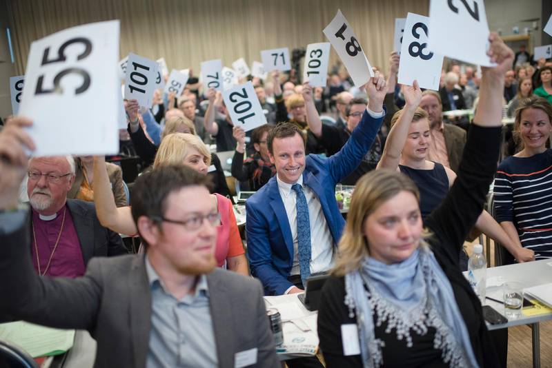 Kirkmøtet 2016 i Trondheim. Som ventet gikk flertallet i Kirkemøtet inn for at personer av samme kjønn skal få gifte seg i Den norske kirke. Ved andre gangs plenumsbehandling tirsdag, stemte 88 av 116 delegater for at det nå skal utarbeides en vigselsliturgi for likekjønnede.