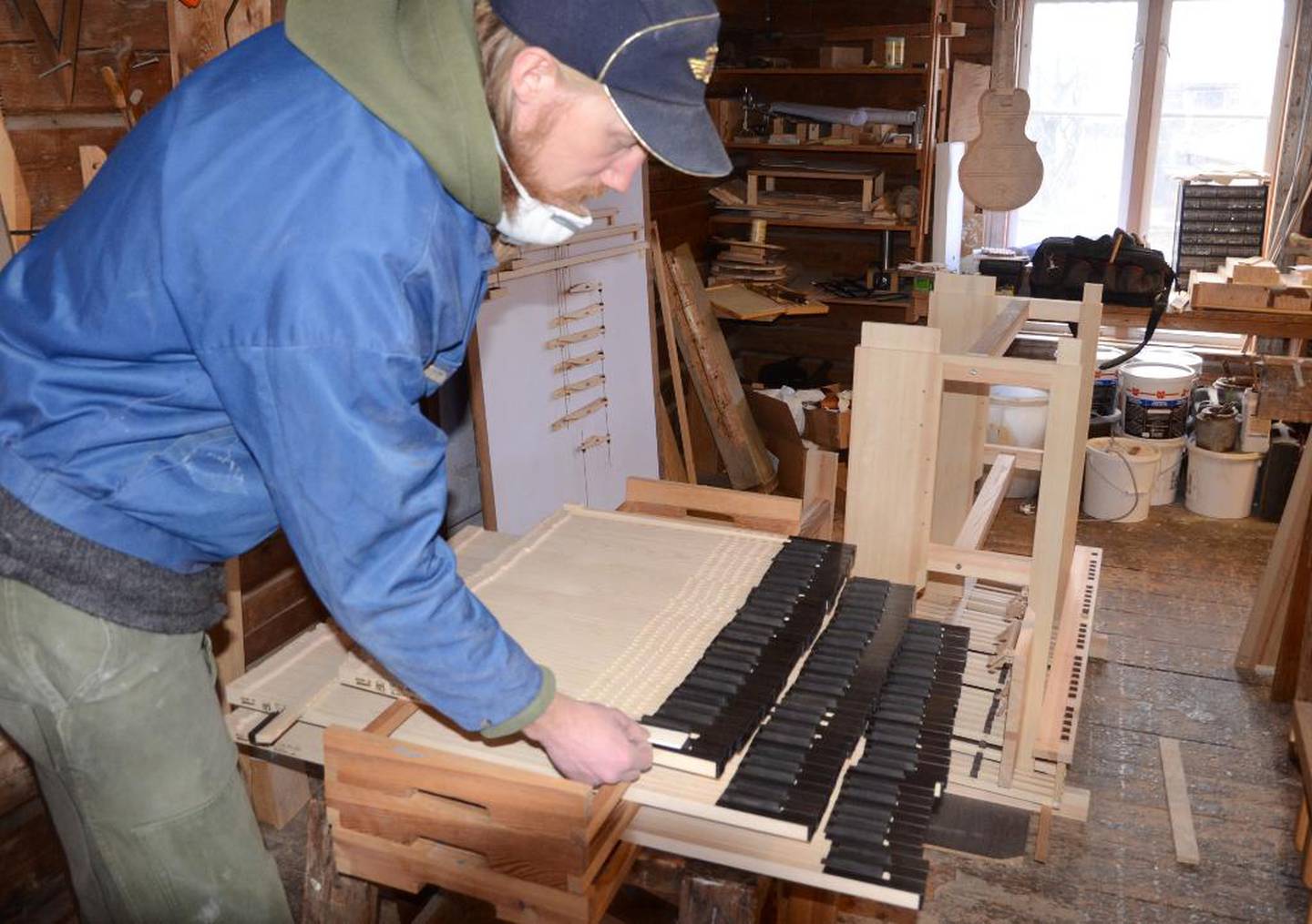 Hallvard Zylla skal montere kubein-tangentene på det nye orgelet.