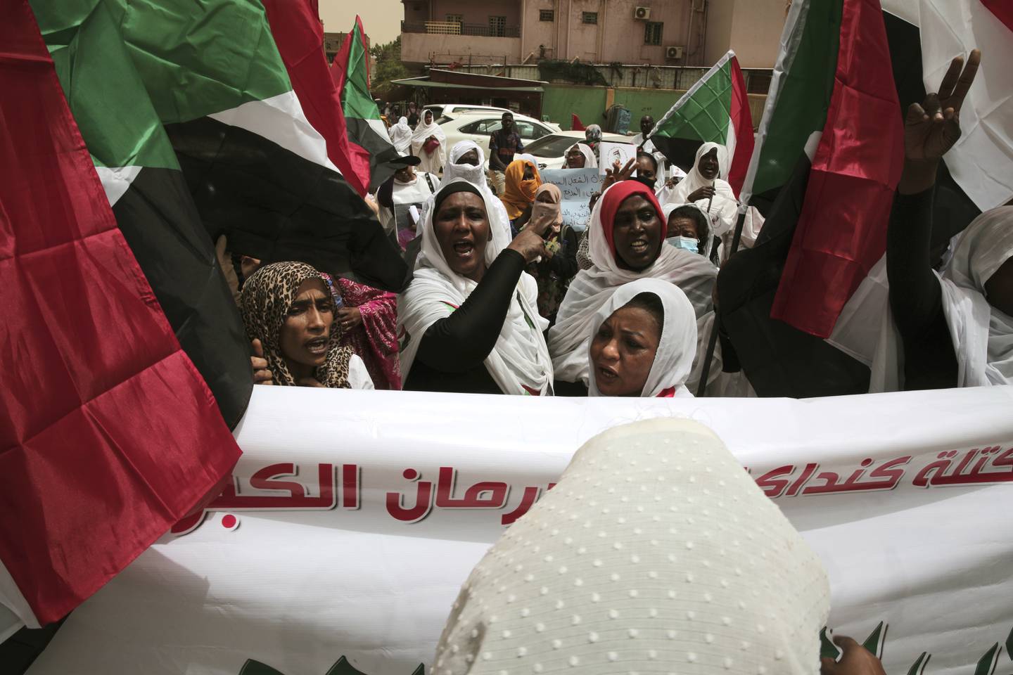 FOLKEMENGDE: Kvinner som demonstrerer mot regimet. Kvinners rettigheter i Sudan er svært dårlige