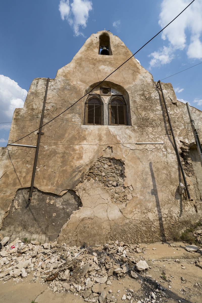 Landsbyen Teleskof ligger i stor grad i ruiner. Men innbyggerne har bygget en ny kirke i et gammelt skall. På utsiden ser den ut som en ruin. På innsiden er det en katedral.