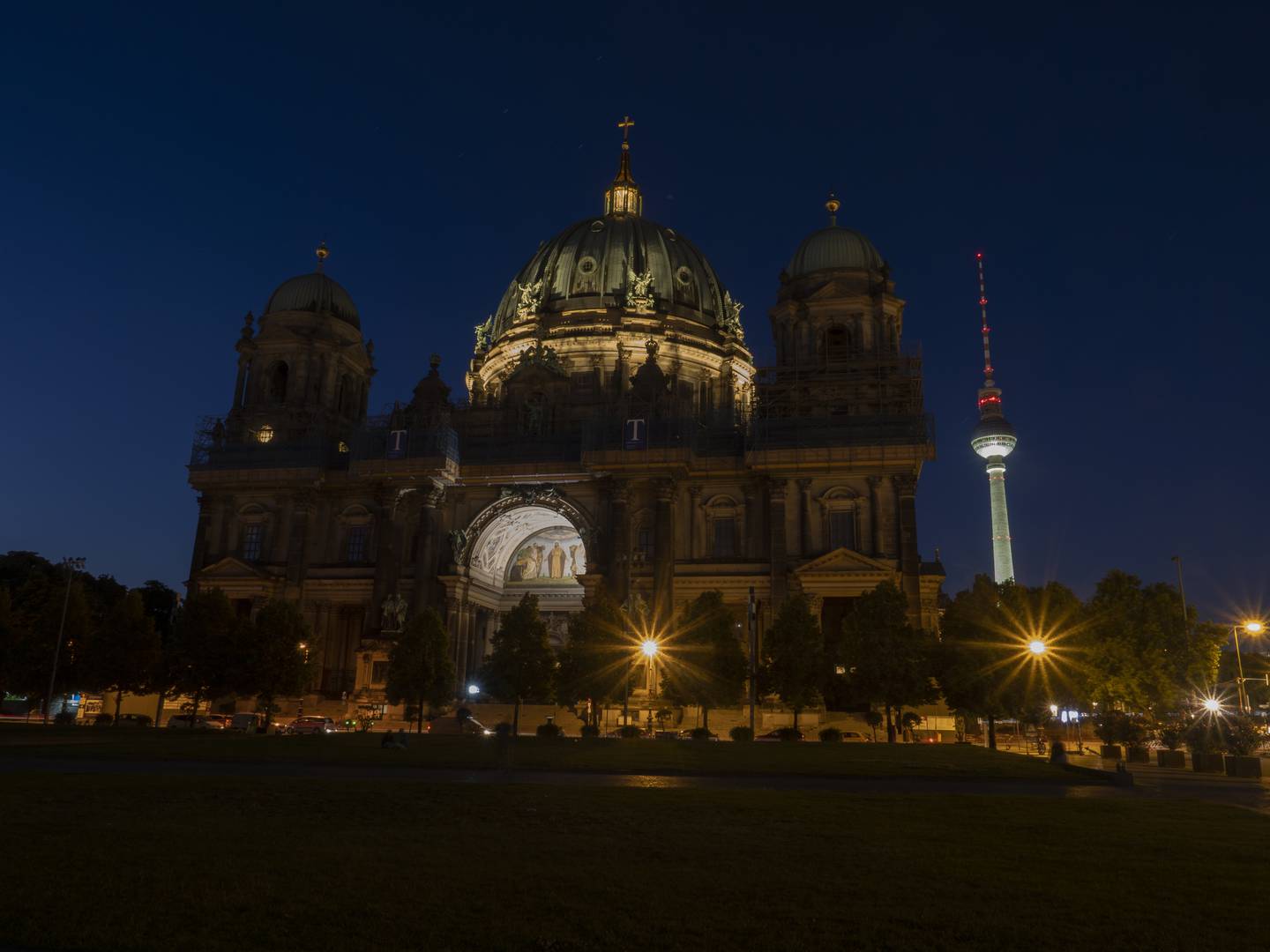 Katedralen i Berlin er ikke lenger fullt opplyst. Tyskland har innført en rekke energisparende tiltak, og ett av dem er mindre belysning om natta. Foto: Paul Zinken / AP / NTB
