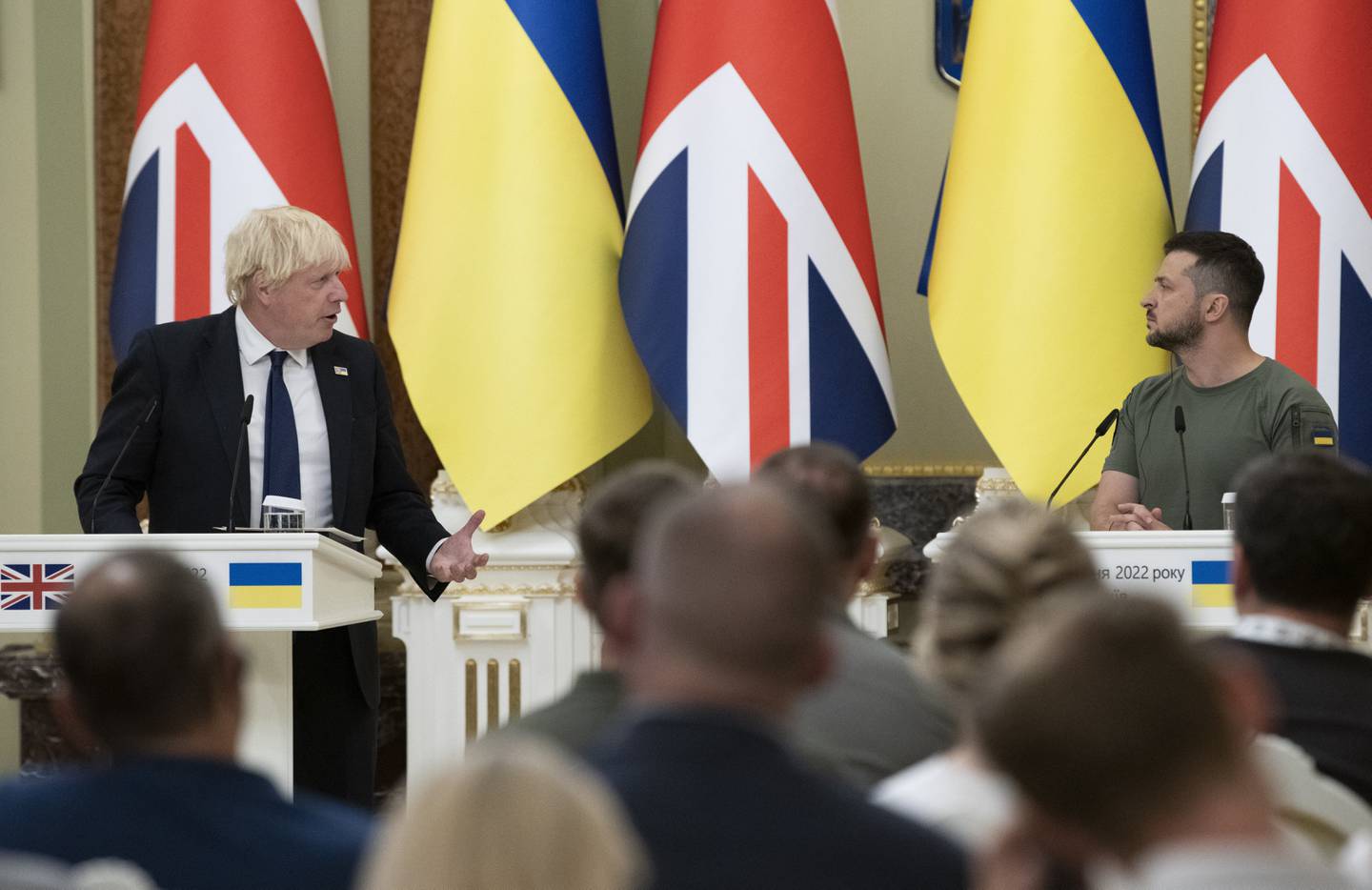 Storbritannias statsminister Boris Johnson lovet ytterligere 54 millioner pund i militærhjelp til Ukraina under sitt besøk i Kyiv på Ukrainas nasjonaldag onsdag. Foto: Andrew Kravchenko / AP / NTB
