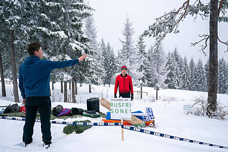 I år får Holmenkollen skifestival, som arrangerer rennet, hjelp til å lage eit alkoholfritt tilbod av idrettsorganisasjonane KRIK og Idrett Uten Alkohol.

Åsmund Kleivenes, prosjektleiar for Idrett Uten Alkohol og frivillig Jacob Fredrik Østhassel.