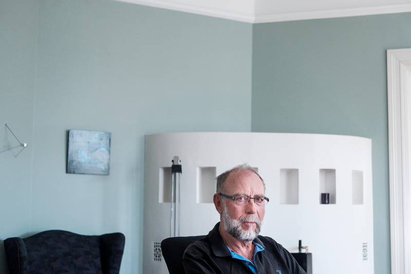 Forfatter Geir Hellemo har skrevet Gud i en gudløs verden. Fotografert hjemme hos ham i Pilestredet.