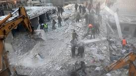 Redningsmannskap leter febrilsk etter folk i ruinene etter kraftige jordskjelv i Tyrkia og Syria