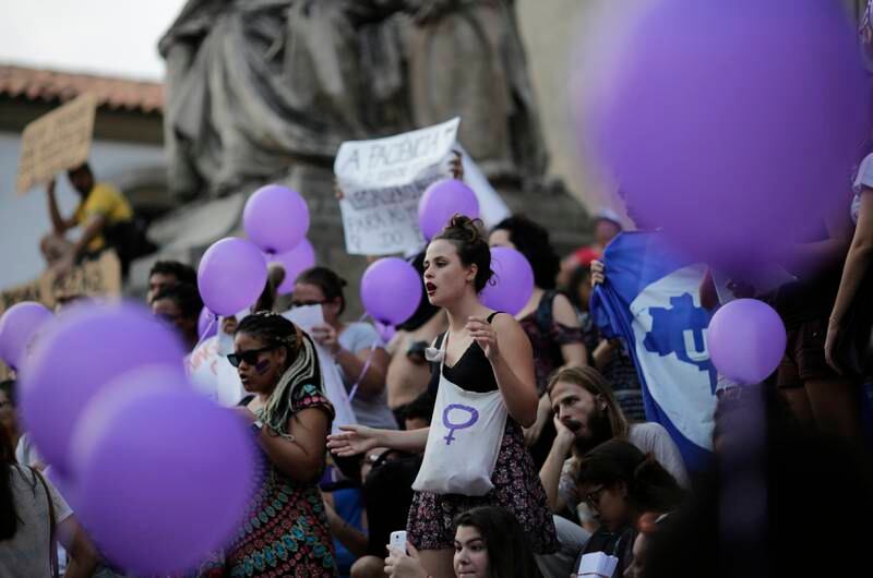 Kvinner og menn feirer kvinnedagen 8. mars i Rio de Janeiro i Brasil.