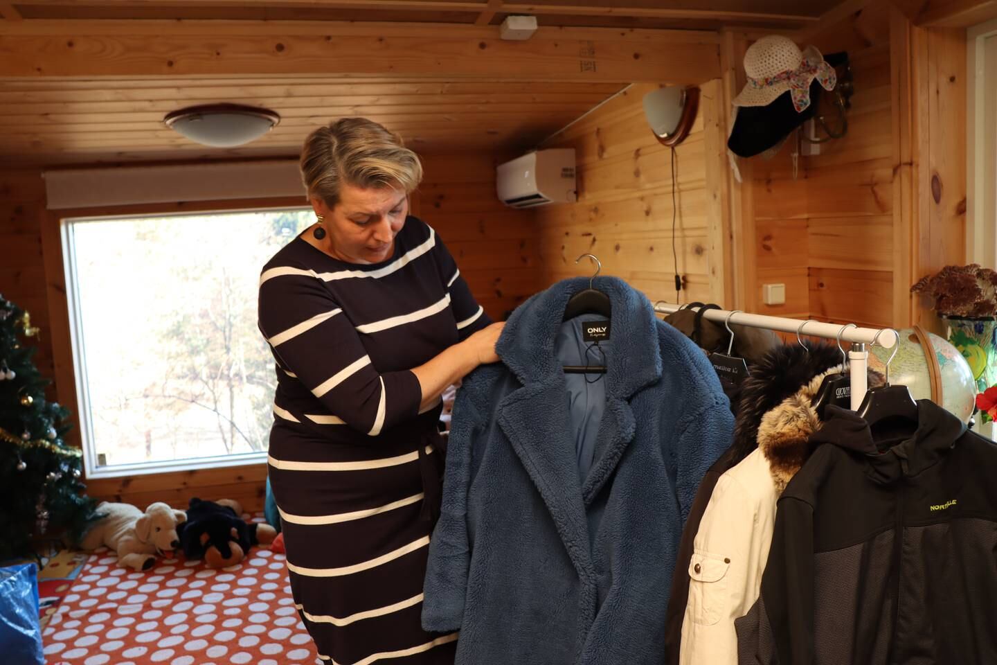 Den russiske talende forening i Vestfold samler inn klær til flyktninger. Her er styremedlem Tatiana Petrova Tangen.