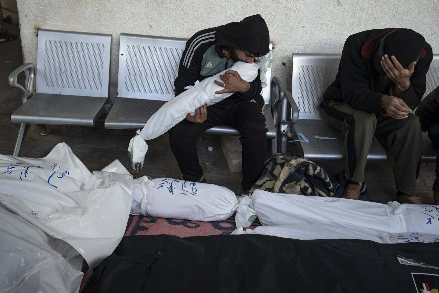 Over 10.000 barn er drept i de israelske angrepene mot Gaza siden oktober. Her tar en slektning et siste farvel med et av de små ofrene for et angrep mot Rafah lørdag. Foto: AP / NTB 