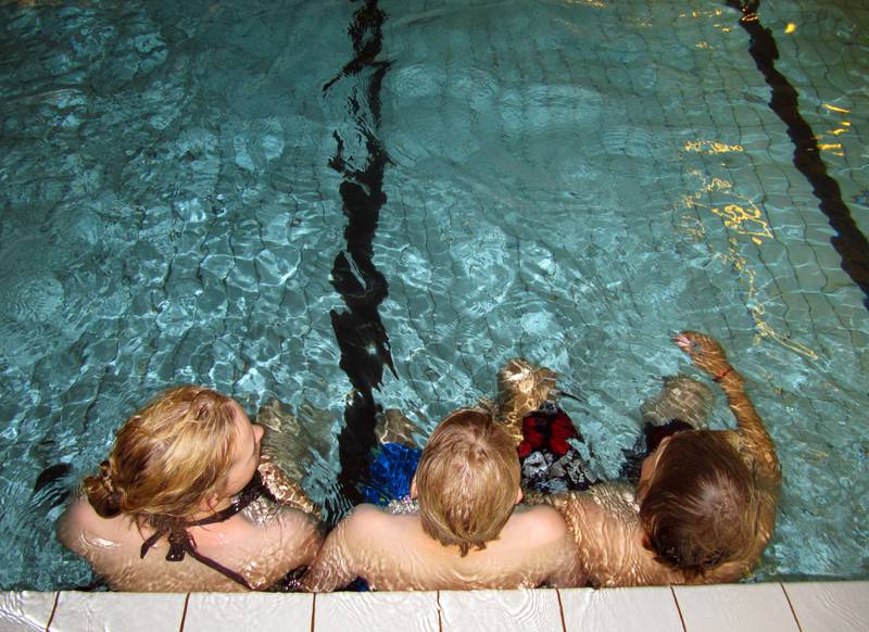 Norge 20110904. Skoleelever sitter i et basseng. Venter på svømmelæreren. De er heldige som får svømmeundervisning. Det gjelder langt fra alle.  Ett av fem bassenger er stengt  bl.a. pga. dårlig kommuneøkonomi. 
FOTO: SCANPIX

OK modeller 