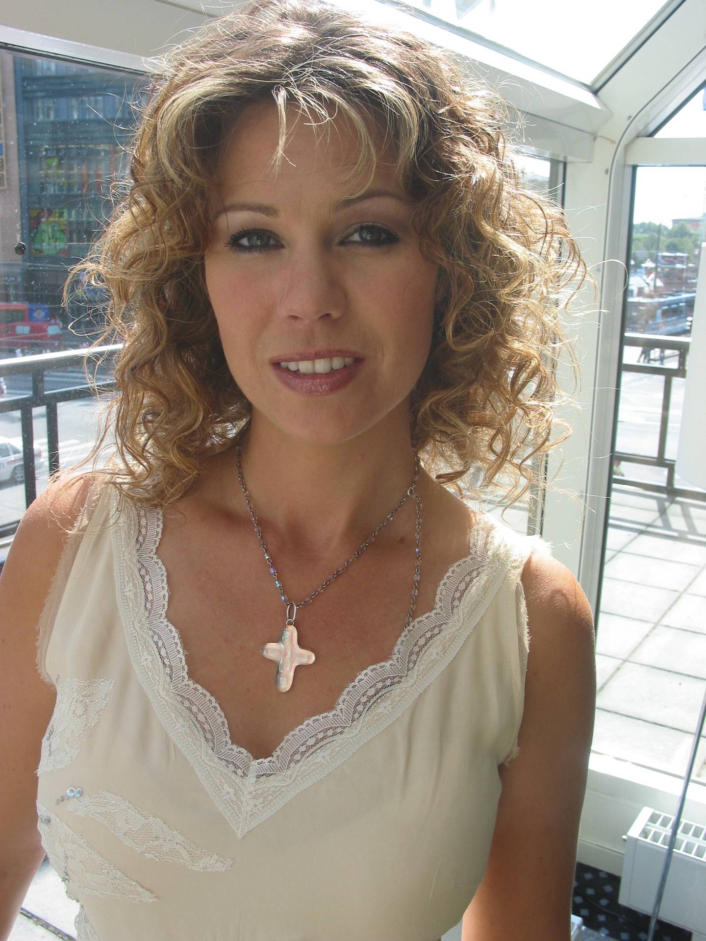 Jeg treffer Trine Rein på en restaurant i Oslo Sentrum i 2004. Etter at en blomstrende pop-karriere på 1990-tallet stoppet opp, dro hun til USA. Der tok hun tok i mot Gud i en baptistmenighet i Los Angeles.