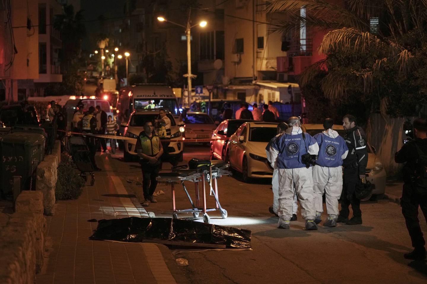 Israelsk politi undersøker et av åstedene i Bnei Barak tirsdag kveld. Foto: Oded Balilty / AP / NTB
