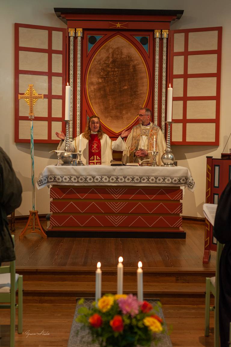 Sokneprest Bente Sverdrup og biskop Ole Kristian Bonden i Dombås kirke