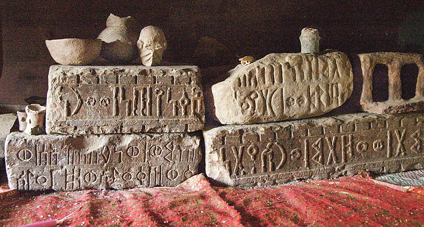 Sabaeiske inskripsjoner fra Jemen i gammel-sørarabisk skrift. Foto: A. Davey/Flickr