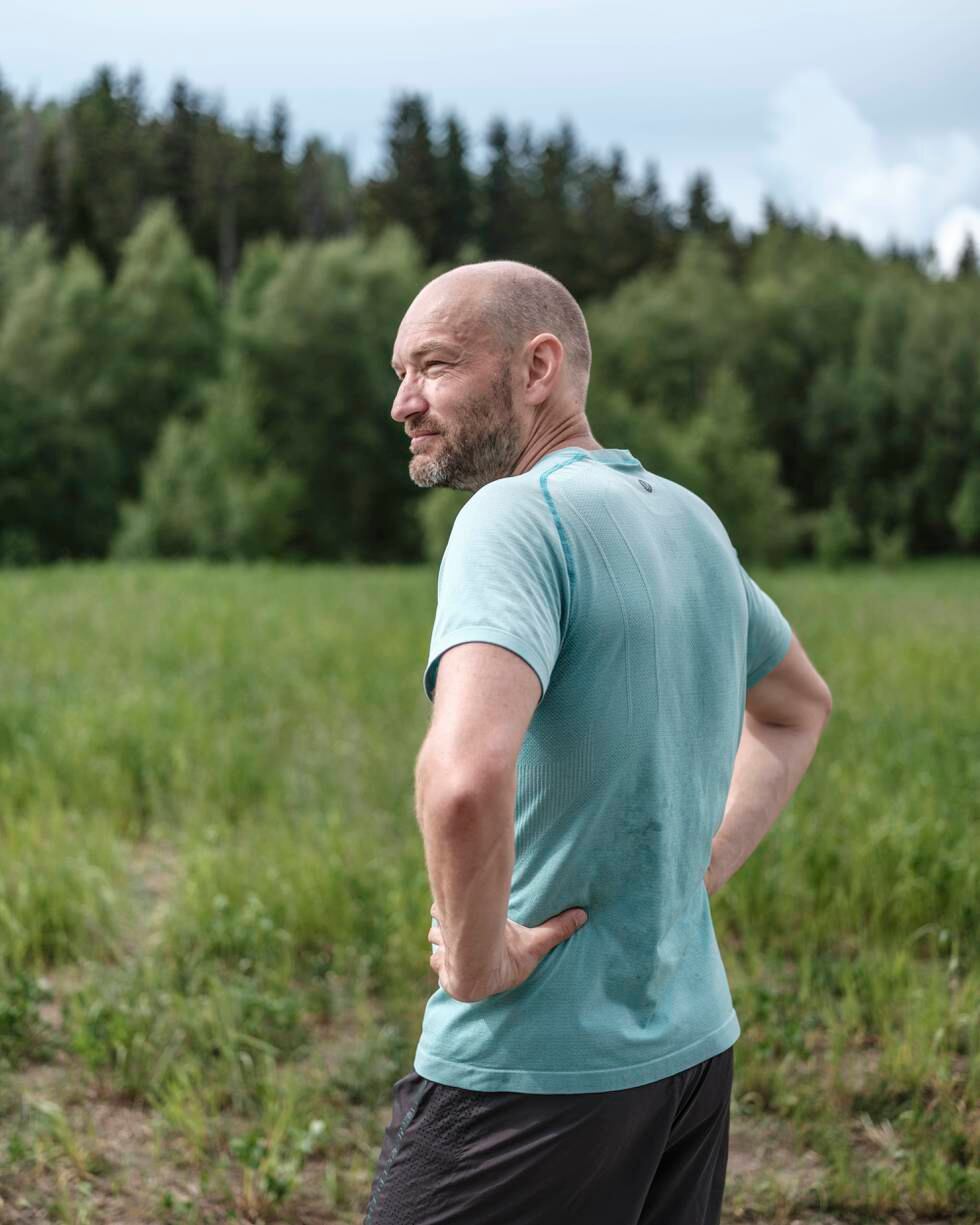 Jann Post. 

NRKs sportskommentator Jann Post er ute med boka Et steg foran. Her forteller han om helomvendingen han gjorde fra overvektig arbeidsnarkoman til livsglad løpeentusiast.