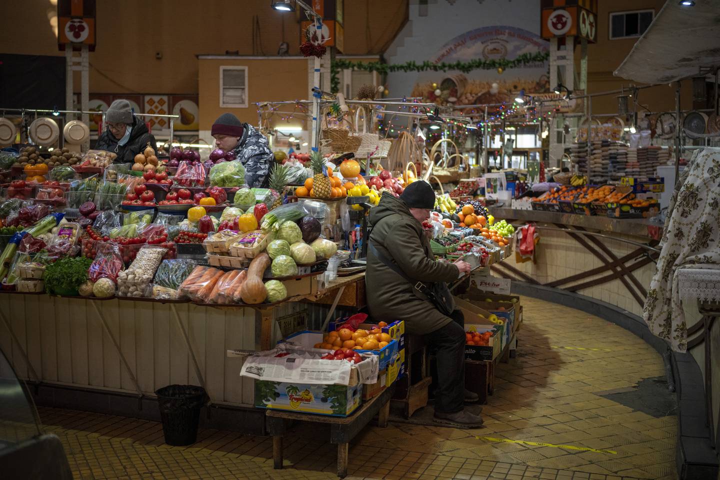 Dagliglivet går tilsynelatende sin gang på markedene i hovedstaden Kiev i Ukraina. Men konflikten med Russland spøker i bakgrunnen. Foto: AP / NTB