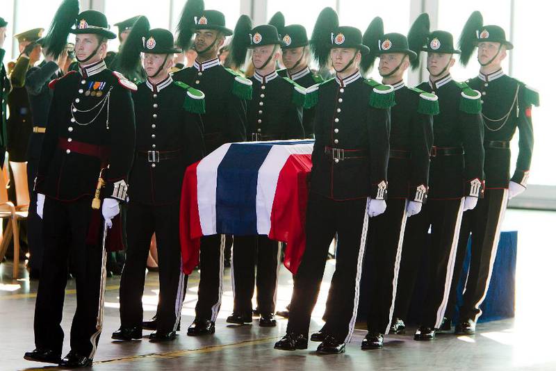 Båren med oberstløytnant Siri Skare, som omkom i Afghanistan 1. april 2011. Ti norske soldater mistet livet under tjeneste i landet.