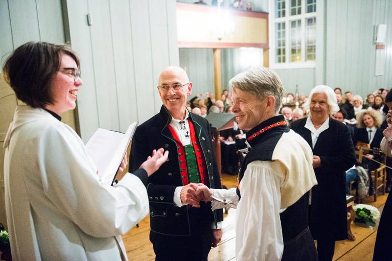 Kjell Frølich Benjaminsen og Erik Skjelnæs ble det første homofile paret som ble viet i Den norske kirke. Sokneprest Bettina Eckbo sto for seremonien.